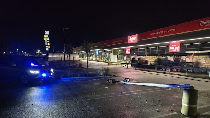 Straßenlaternen brachen wie Zündhölzer ab.