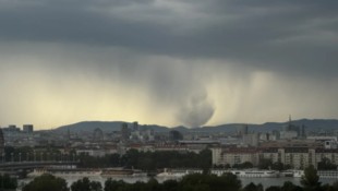 Laut UWZ handelt es sich hierbei um einen „Wet Downburst“. Dabei entsteht ein starker Abwind aus ...