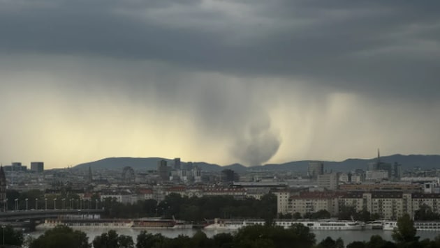 Laut UWZ handelt es sich hierbei um einen „Wet Downburst“. Dabei entsteht ein starker Abwind aus ...