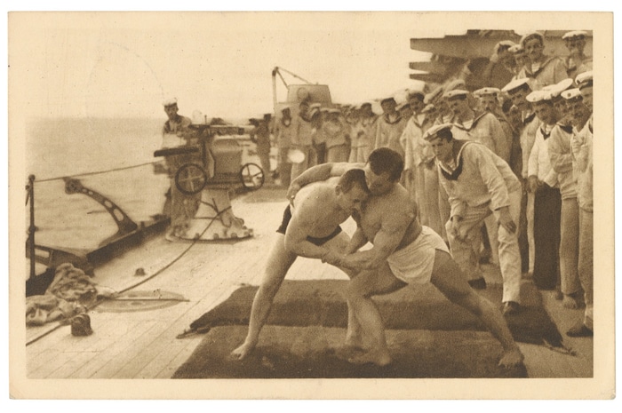 Ringen als Zeitvertreib auf dem Kriegsschiff: Alexander Hauger fotografierte für ...