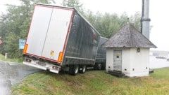 Der Anhänger geriet auf der regennassen Straße über den Fahrbahnrand.