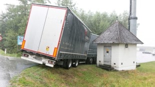 Der Anhänger geriet auf der regennassen Straße über den Fahrbahnrand.