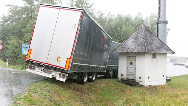 Der Anhänger geriet auf der regennassen Straße über den Fahrbahnrand.