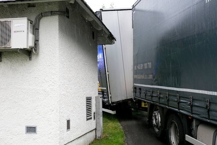 Nur noch wenige Zentimeter trennten den Lkw-Anhänger vom Stromhäuschen.