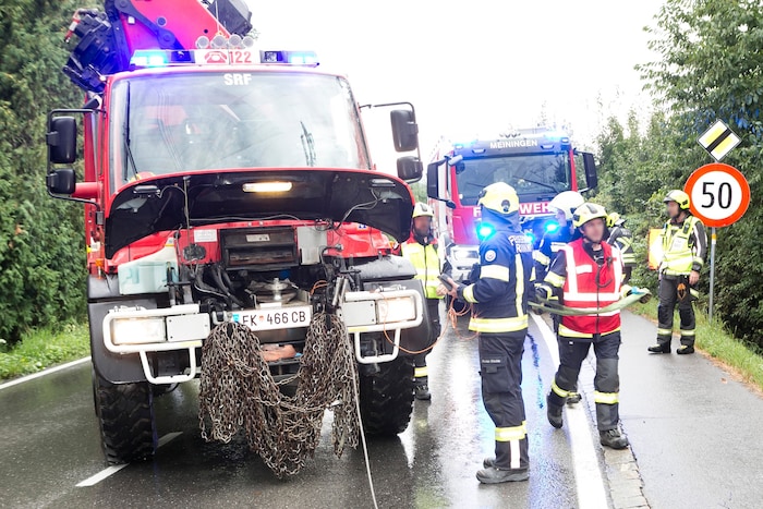 Die Feuerwehr sicherte den Anhänger und zog ihn mit einer Seilwinde zurück auf die Straße.