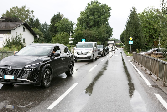 Die L52 musste für die Fahrzeugbergung komplett gesperrt werden. Dies führte zu massivem ...