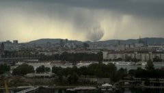 Laut UWZ handelt es sich hierbei um einen „Wet Downburst“. Dabei entsteht ein starker Abwind aus ...