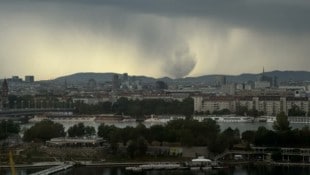 Laut UWZ handelt es sich hierbei um einen „Wet Downburst“. Dabei entsteht ein starker Abwind aus ...