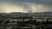 Laut UWZ handelt es sich hierbei um einen „Wet Downburst“. Dabei entsteht ein starker Abwind aus ...