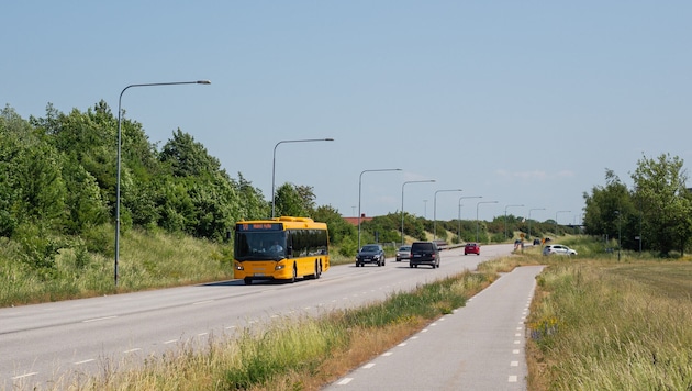In Schweden haben zwei Fahrgäste eingegriffen, als der Busfahrer bewusstlos wurde, und damit ...