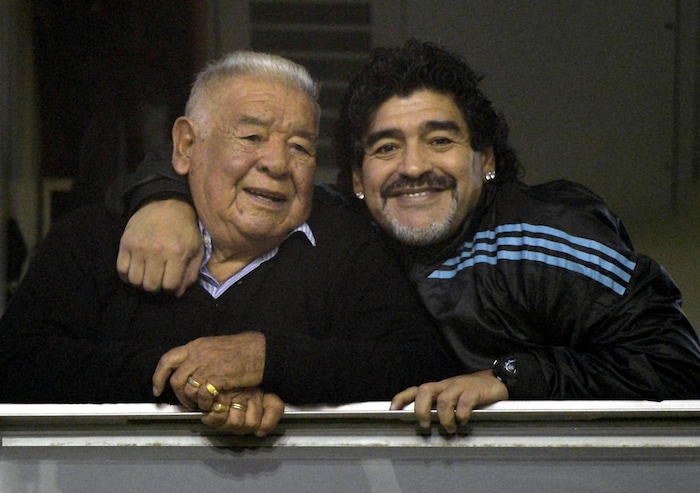 Fußball-Legende Diego Maradona (re.) gemeinsam mit seinem Vater