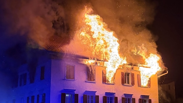 Das Feuer dürfte im zweiten Stock ausgebrochen sein.