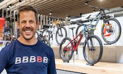 Ex-Radprofi Bernhard Kohl hat in seinem Fahrrad-Fachgeschäft Zuwachs, das bestätigt auch die ...