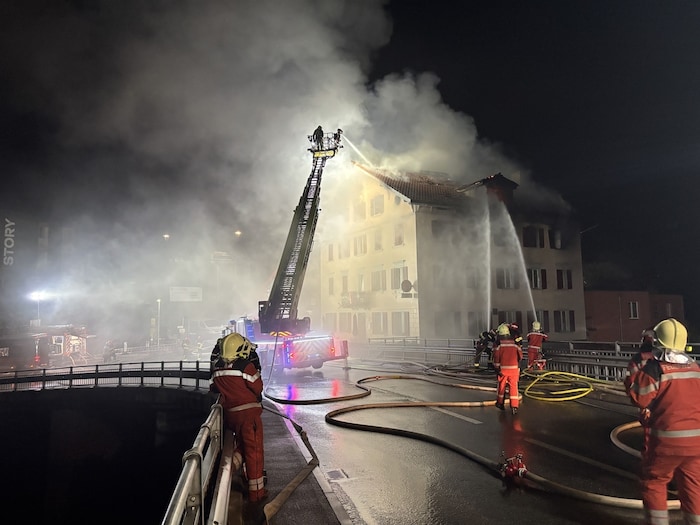 Die Feuerwehr war mit rund 100 Kräften im Einsatz.