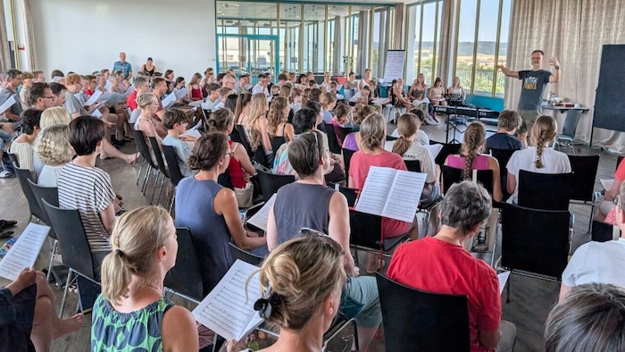 Chorleiter und Musikpädagoge Johannes Kerschner (re.) ist einer der drei Gäste im aktuellen ...