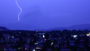 Am Donnerstagabend konnte ein Hobbyfotograf einen Blitzeinschlag am Pyramidenkogel in Kärnten ...
