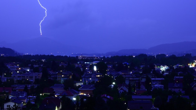Am Donnerstagabend konnte ein Hobbyfotograf einen Blitzeinschlag am Pyramidenkogel in Kärnten ...
