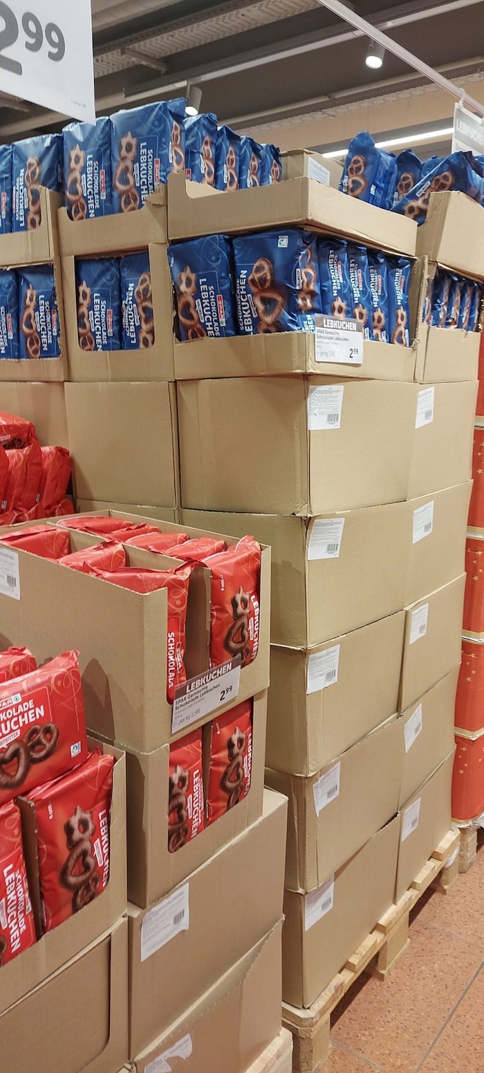 Darf‘s ein bisschen mehr sein? Lebkuchentürme in einem Supermarkt in Bregenz.
