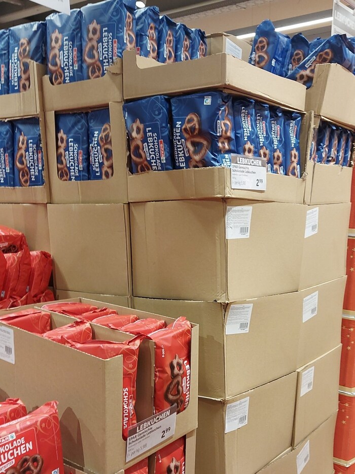 Darf‘s ein bisschen mehr sein? Lebkuchentürme in einem Supermarkt in Bregenz.