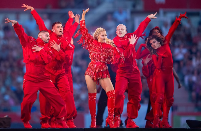 Gerade erst verzauberte Helene Fischer live auf der Bühne, zu Weihnachten dürfen sich die Fans ...