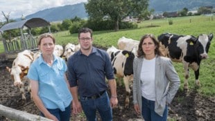 Rinderzüchterin Heidrun Ofner, LWK-Bezirksobmann Richard Judmaier und Tierärztin Barbara Wolfger ...