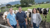 Rinderzüchterin Heidrun Ofner, LWK-Bezirksobmann Richard Judmaier und Tierärztin Barbara Wolfger ...