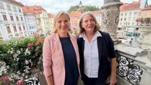 Weiter die Chefinnen in der Stadt: Bürgermeisterin Elke Kahr (re.) und Stellvertreterin Judith ...
