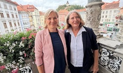 Weiter die Chefinnen in der Stadt: Bürgermeisterin Elke Kahr (re.) und Stellvertreterin Judith ...