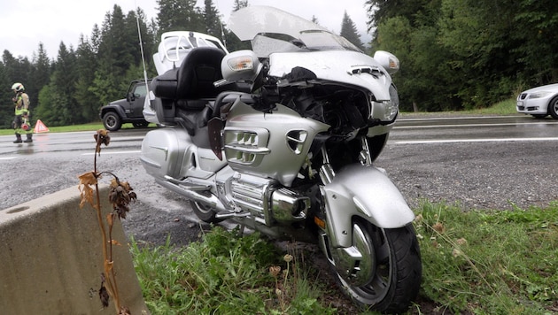 Die massive Bauweise des Tourenmotorrads dürfte den Motorradfahrer vor schlimmeren Verletzungen ...