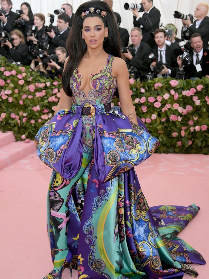 Bunter Auftritt bei der Met Gala 2019: Lipa in Atelier Versace.