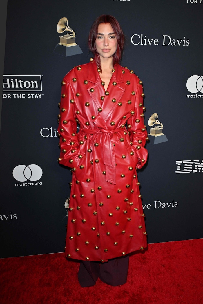 Pre-Grammy -Gala 2024: Knallrot und nietenbesetzt in Valentino.