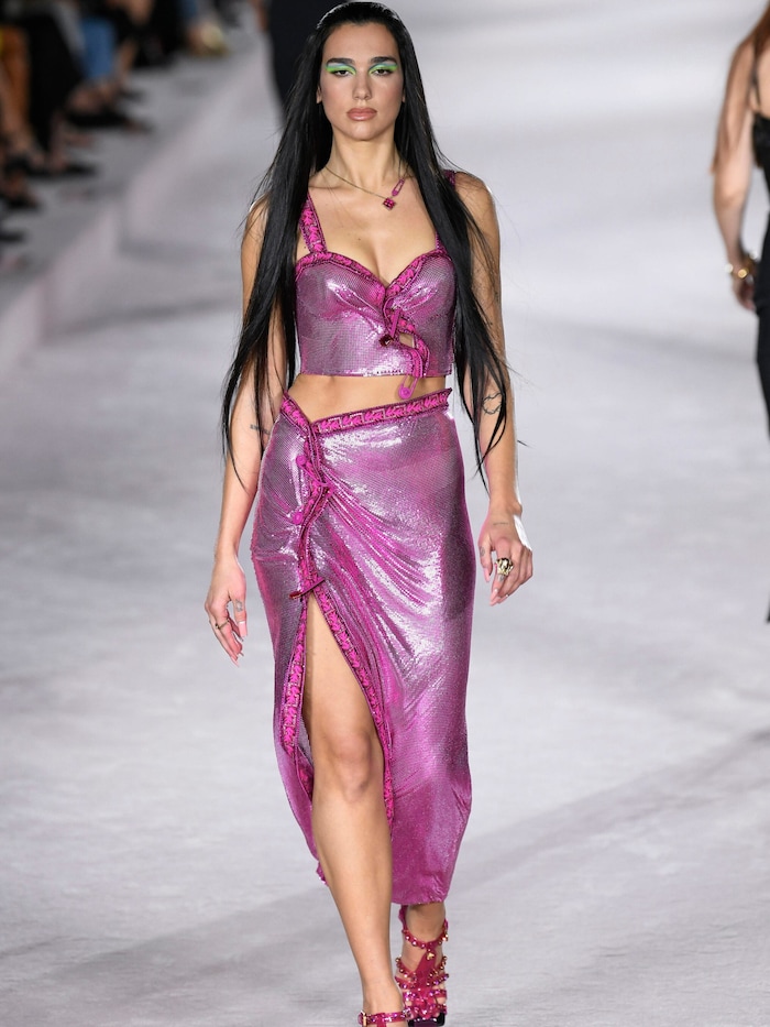 Laufstegdebüt 2021: In Versace schloss Lipa die Show in Mailand.