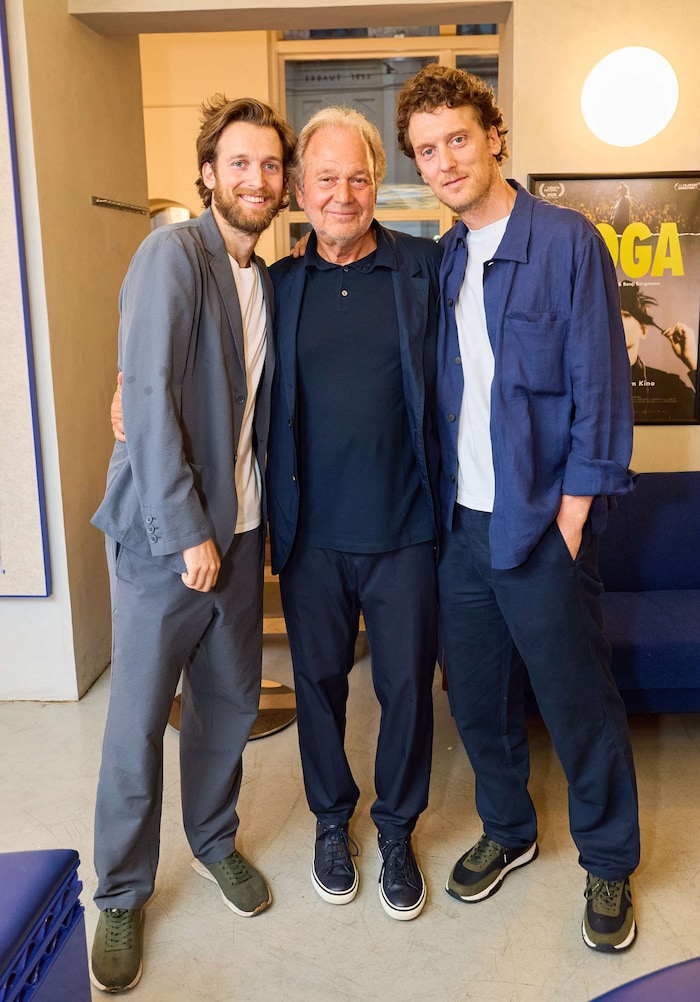 Die Filmemacher Jono und Benji Bergmann mit ihrem stolzen Papa Harry.