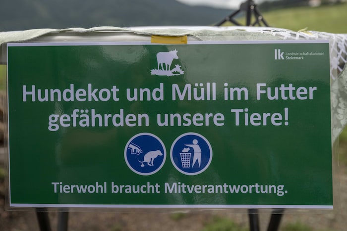 Mit Hinweisschildern wie diesen will man Bewusstsein schaffen.