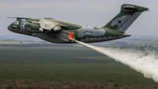 Zwei der vier geplanten Embraer C 390-Flugzeuge sollen künftig jederzeit zu Löschflugzeugen ...