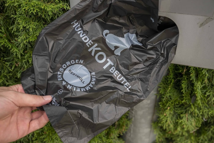 Solche Hundekotbeutel sind entlang vieler Straßen rund um Wiesen und Weiden frei zu entnehmen.
