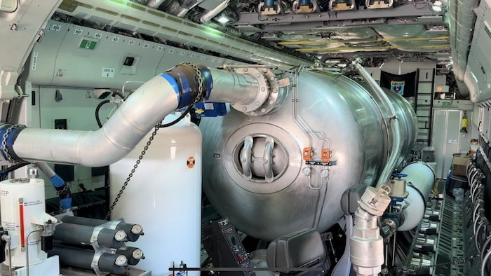Der gewaltige Tank im Inneren des Fliegers, der innerhalb von vier Stunden eingebaut werden ...