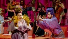 Johanna Rusanen (Madame D) und Adrian Autard (Luka) vor grellem Pink.