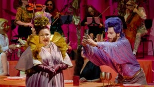 Johanna Rusanen (Madame D) und Adrian Autard (Luka) vor grellem Pink.