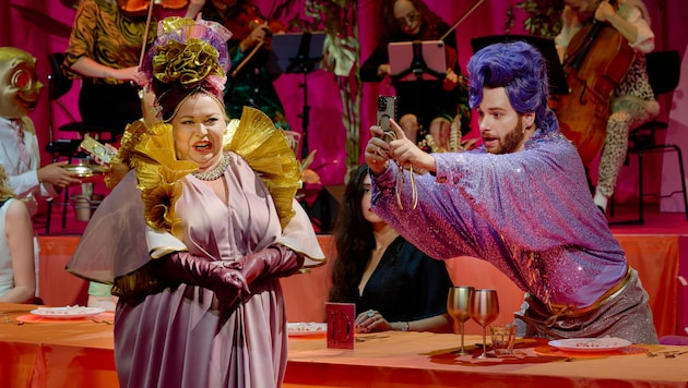 Johanna Rusanen (Madame D) und Adrian Autard (Luka) vor grellem Pink.