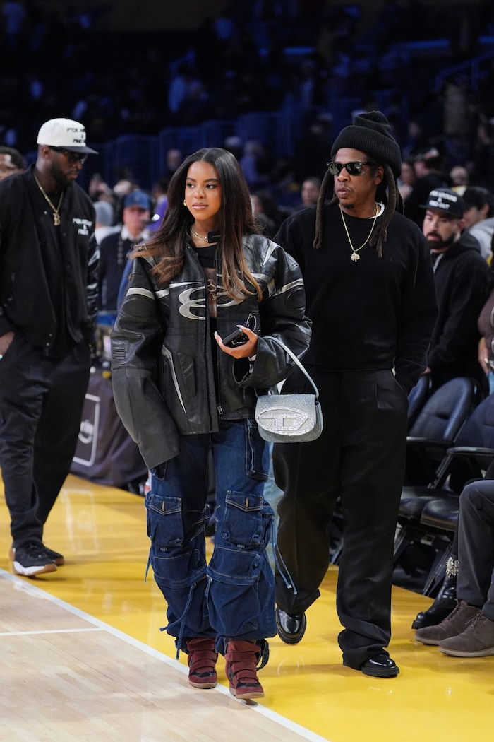 stylish wie Papa Jay-Z: Blue Ivy: trägt zur Balenciaga-Lederjacke Cargo-Jeans von The Attico ...