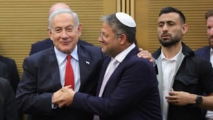 Netanyahus Fünf-Parteien-Koalition, u.a. mit dem faschistoiden Itamar Ben-Gvir (Foto), liegt ...