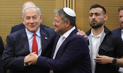 Netanyahus Fünf-Parteien-Koalition, u.a. mit dem faschistoiden Itamar Ben-Gvir (Foto), liegt ...