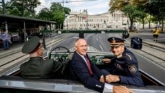 Innenminister Gerhard Karner ließ sich die Jubiläumsfahrt nicht entgehen und nahm in einem ...