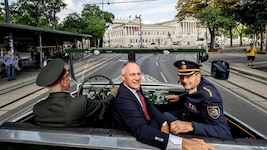 Innenminister Gerhard Karner ließ sich die Jubiläumsfahrt nicht entgehen und nahm in einem ...