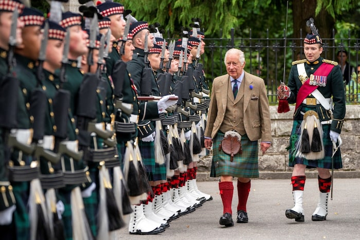 König Charles ist bereits seit Dienstag auf Schloss Balmoral. Ende der Woche kamen auch Prinz ...
