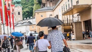 Schon mehrfach drang Regen durch die alten Dächer ein.