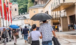 Schon mehrfach drang Regen durch die alten Dächer ein.