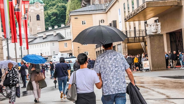 Schon mehrfach drang Regen durch die alten Dächer ein.