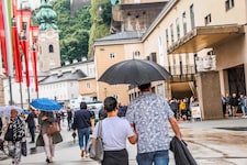 Schon mehrfach drang Regen durch die alten Dächer ein.